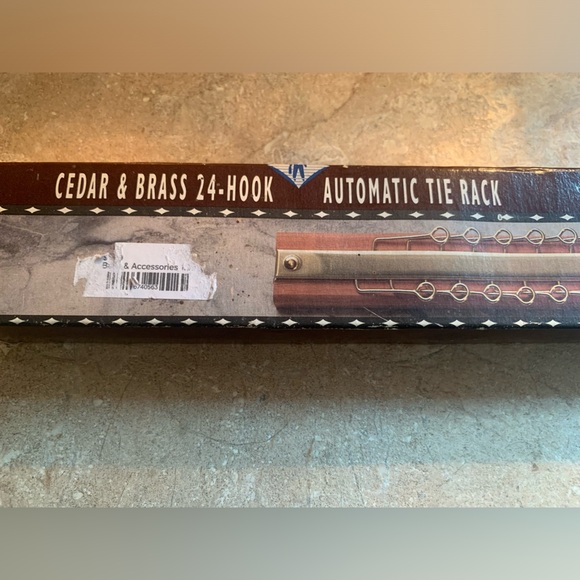 Cedar And Brass, 24 Hook Automatic Tie Rack. Vintage. Made In USA - Picture 2 of 12